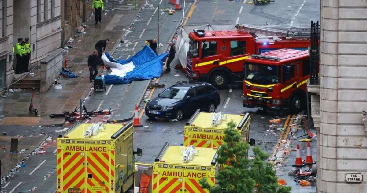 Comemoração do Liverpool termina em tragédia: carro atropela multidão e deixa quase 50 feridos