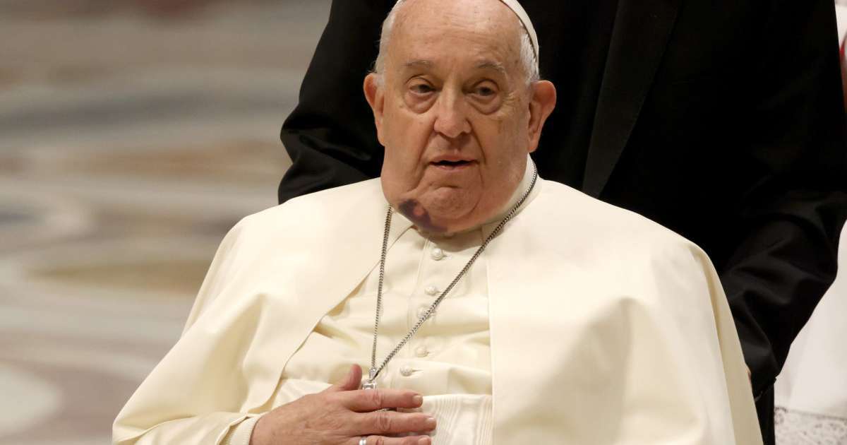 Papa Francisco segue internado, mas em 'condição estável', informa o Vaticano