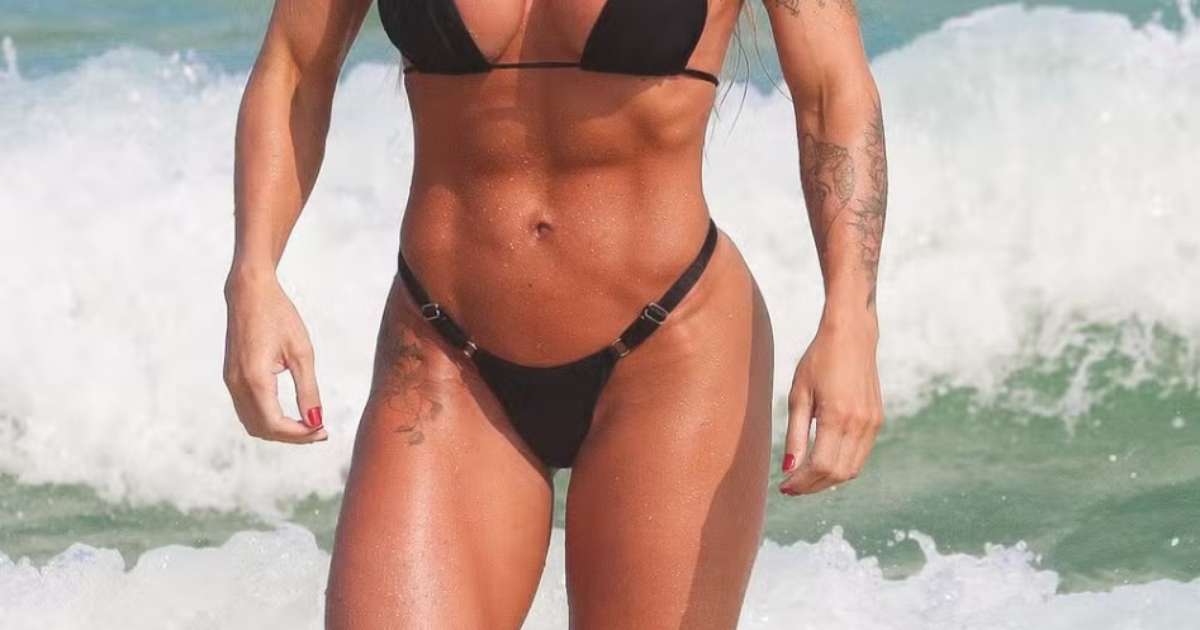 Tati Minerato atrai olhares ao exibir corpo trincado em praia carioca