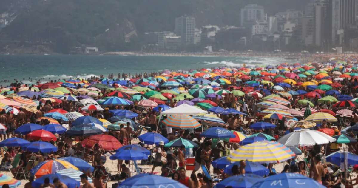 Verão mais seco e intenso dos últimos anos aumentou a atuação dos bombeiros em praias do Rio