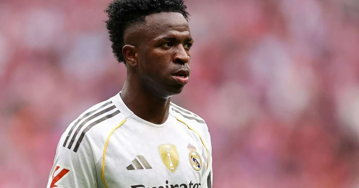 Sem o rosto coberto, Vinicius Jr. surge em foto inédita com Virgínia e mais famosos em voo, mas web provoca: 'Melhor quando...'