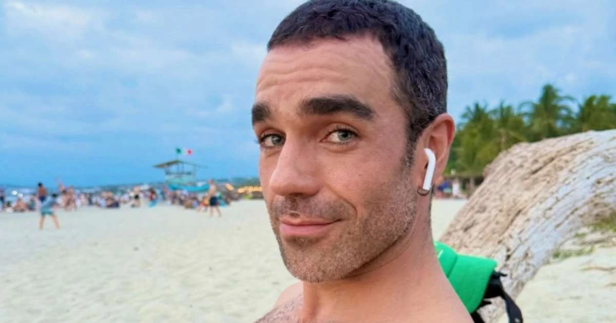 Ator que vive Flávio Bolsonaro em 'Dark Horse' fez reality de namoro e está em novela do SBT