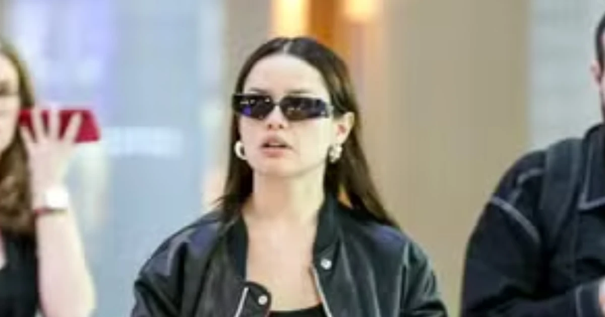 Juliette aposta no AllBlack: look estiloso para viagem de avião