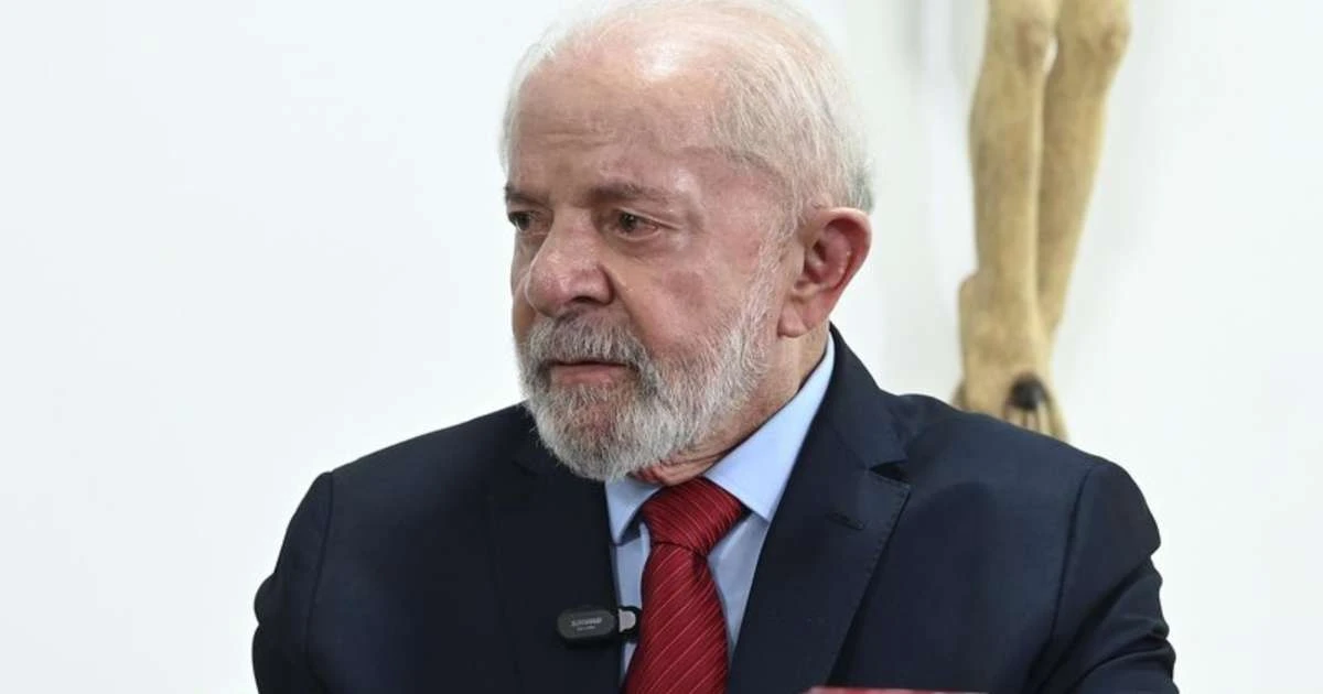 De shorts e chinelo, Lula cuida do jardim e web não perdoa: 'Pura poesia'