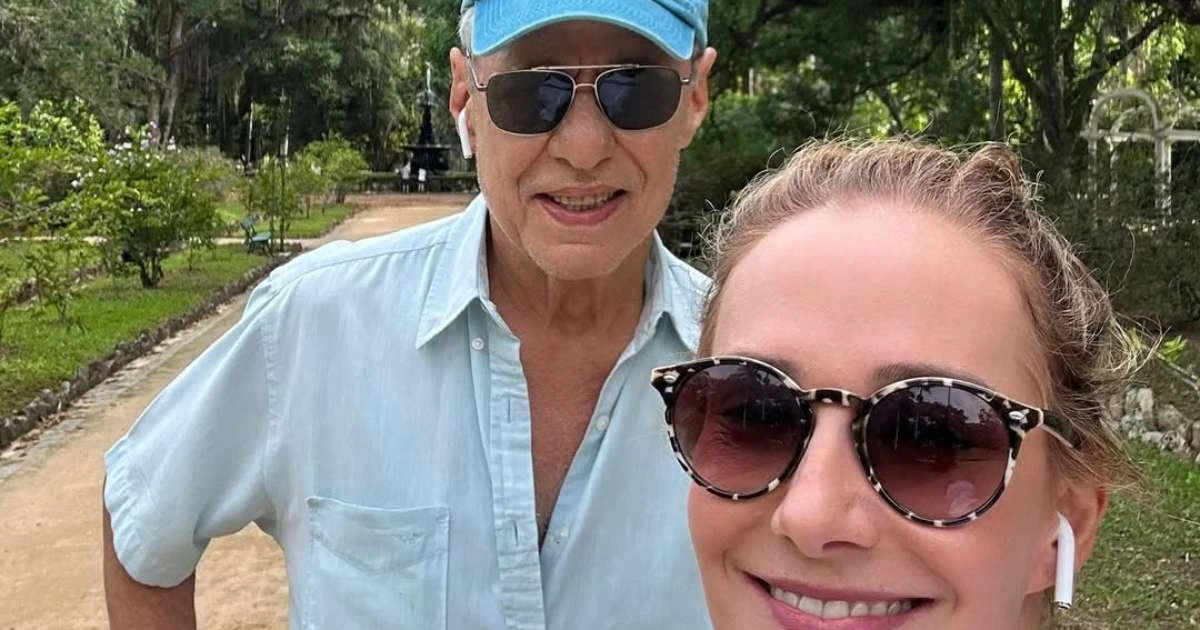 Chico Buarque faz primeira aparição pública depois de cirurgia no crânio
