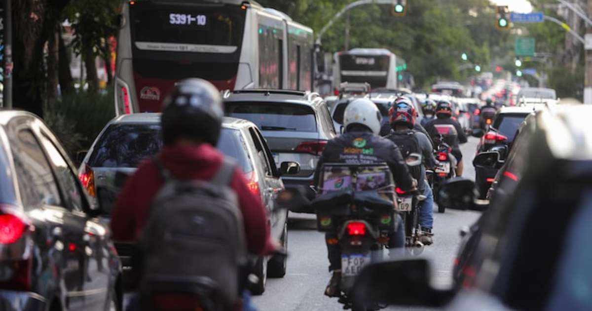 Por que viagens feitas por mulheres na condução de motos cresceram 72% na Grande SP