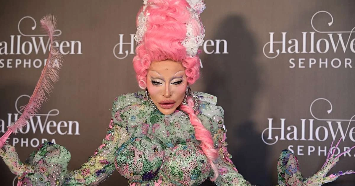 'Quem sou eu para criticar?': Sabrina Sato reflete sobre beleza com fantasia de 'Madame dos Exageros' no Baile da Sephora