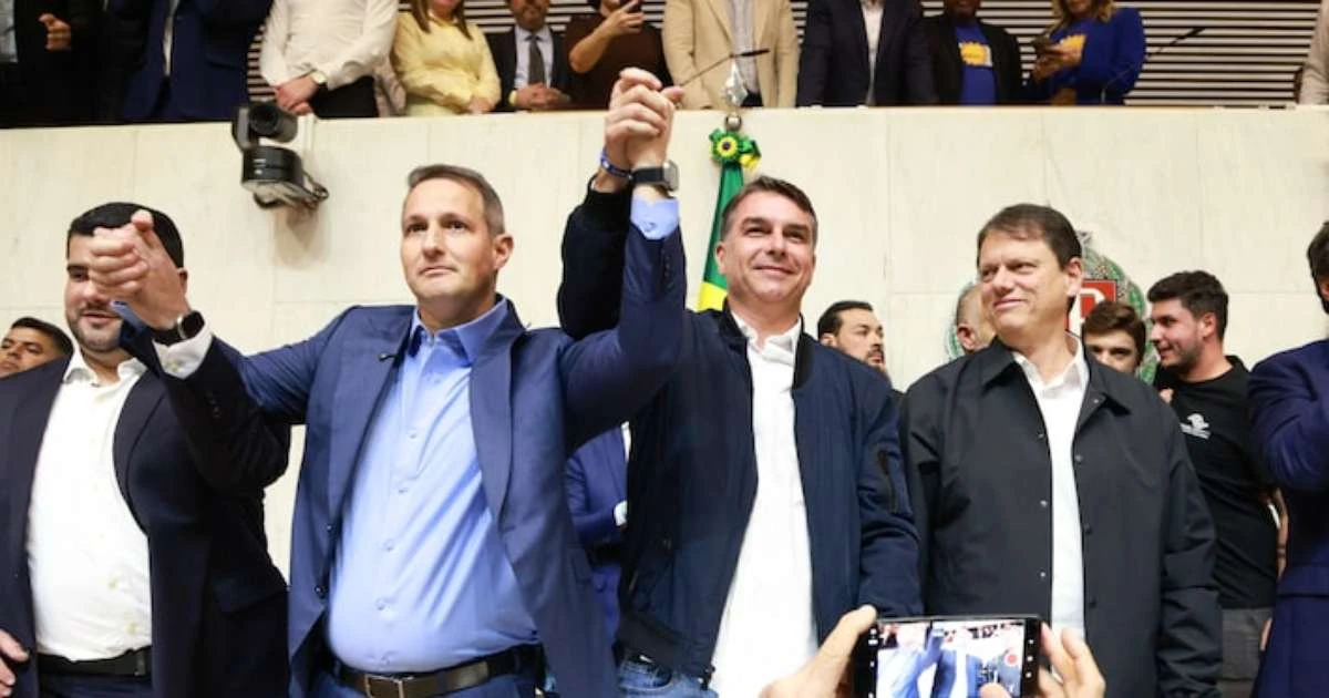 Com clima de Copa, Federação União-PP de SP declara apoio a Flávio Bolsonaro e oficializa Derrite ao Senado