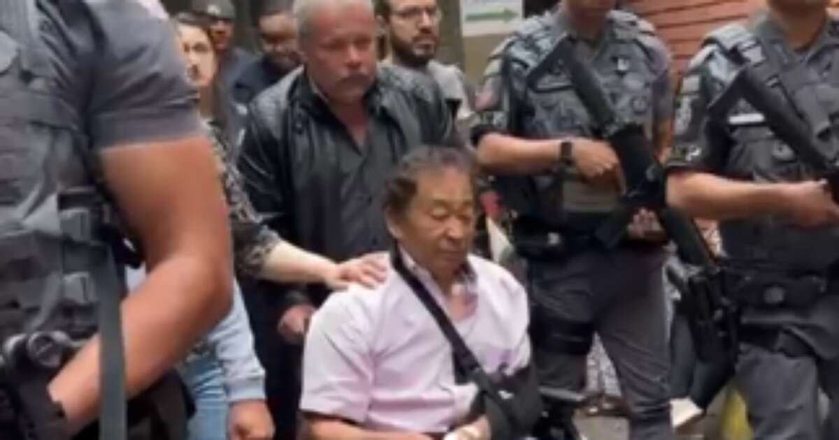 Um dia após alta, prefeito de Taboão da Serra (SP) vota acompanhado por policiais e em cadeira de rodas