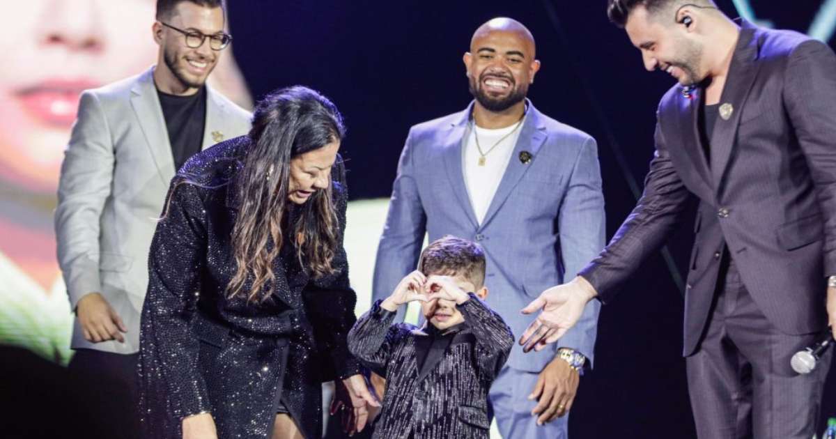 Emocionante! Filho de Marília Mendonça surpreende público ao subir no palco durante tributo à mãe