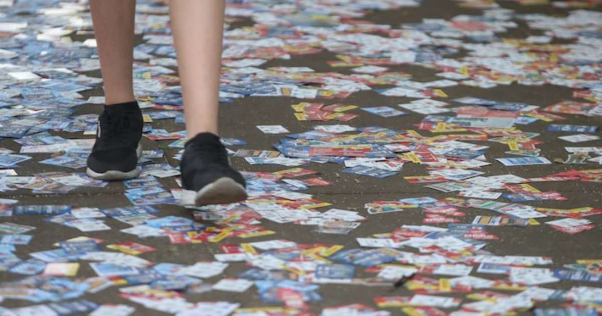 Mulher é detida na região de Ribeirão Preto (SP) por jogar santinhos em porta de escola