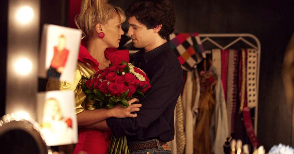 Senna: Xuxa, Adriane Galisteu e Galvão Bueno aparecem em imagens inéditas da série da Netflix