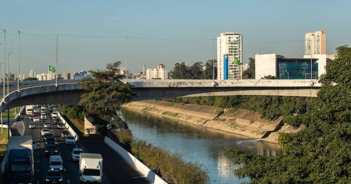 Acidente provoca interdição na Marginal Pinheiros; veja trecho