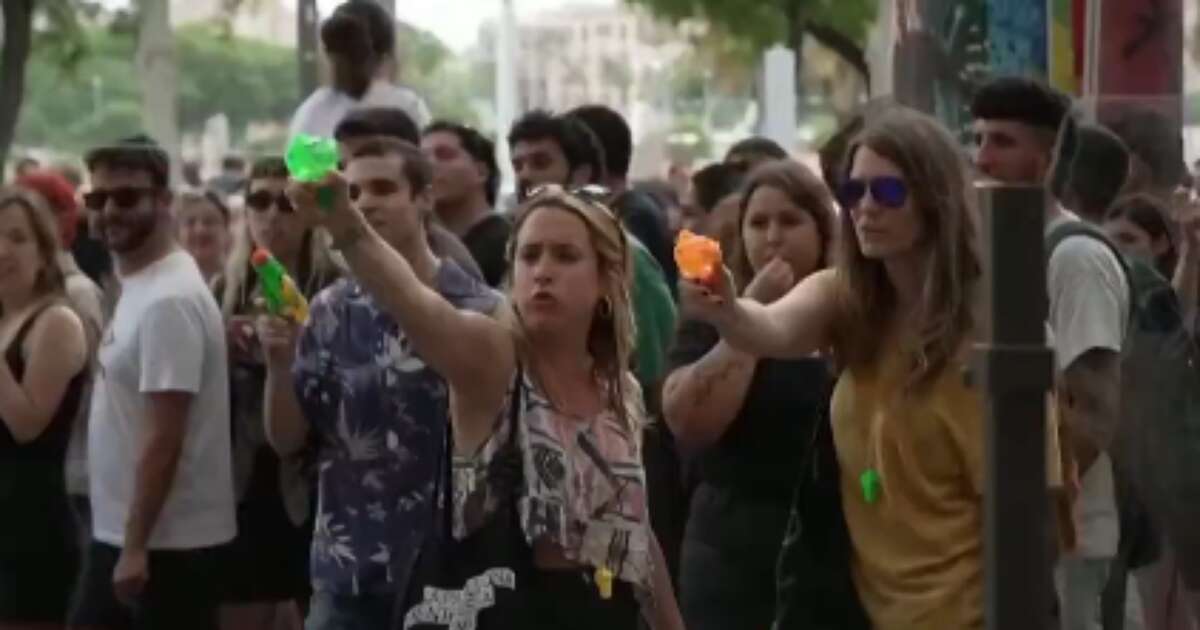 Manifestantes espanhóis contra turismo no país usam pistolas para atirar água em turistas; veja