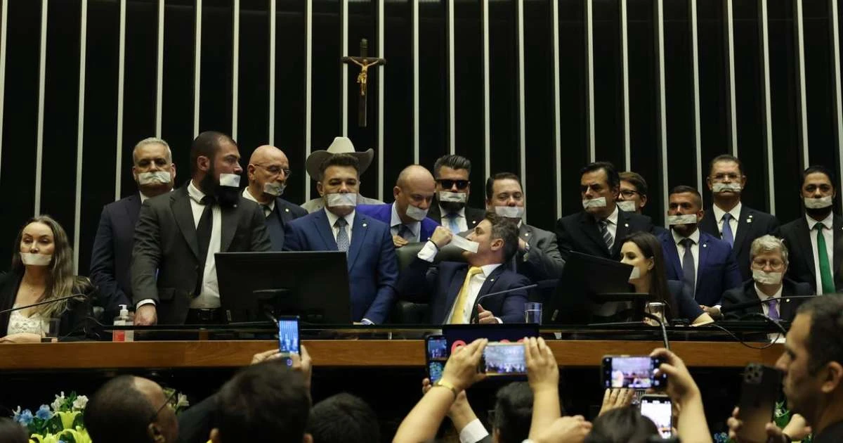 Corregedoria da Câmara recebe denúncia contra 14 deputados por motim no plenário e tem 48 horas para responder