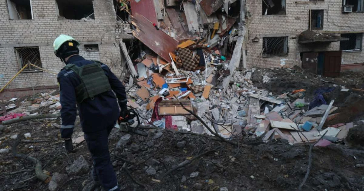 Rússia quer 'mergulhar Ucrânia na escuridão', diz primeira-ministra após ataque com mortos em Zaporíjia