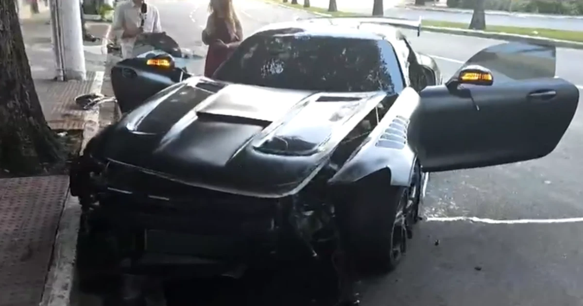 Carro de luxo é encontrado abandonado após bater em árvore no Espírito Santo