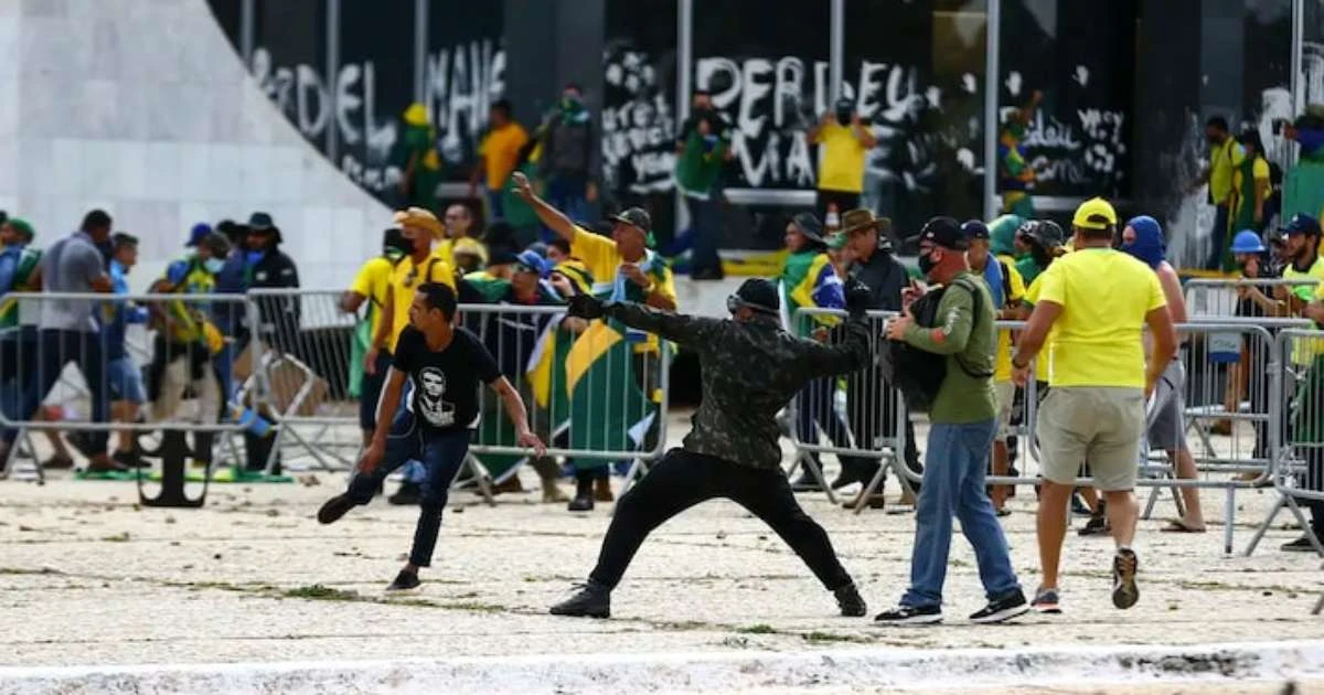 Projeto sobre 8/1 reduz penas de 'exilados' que atacaram Poderes, mas não comandaram trama golpista