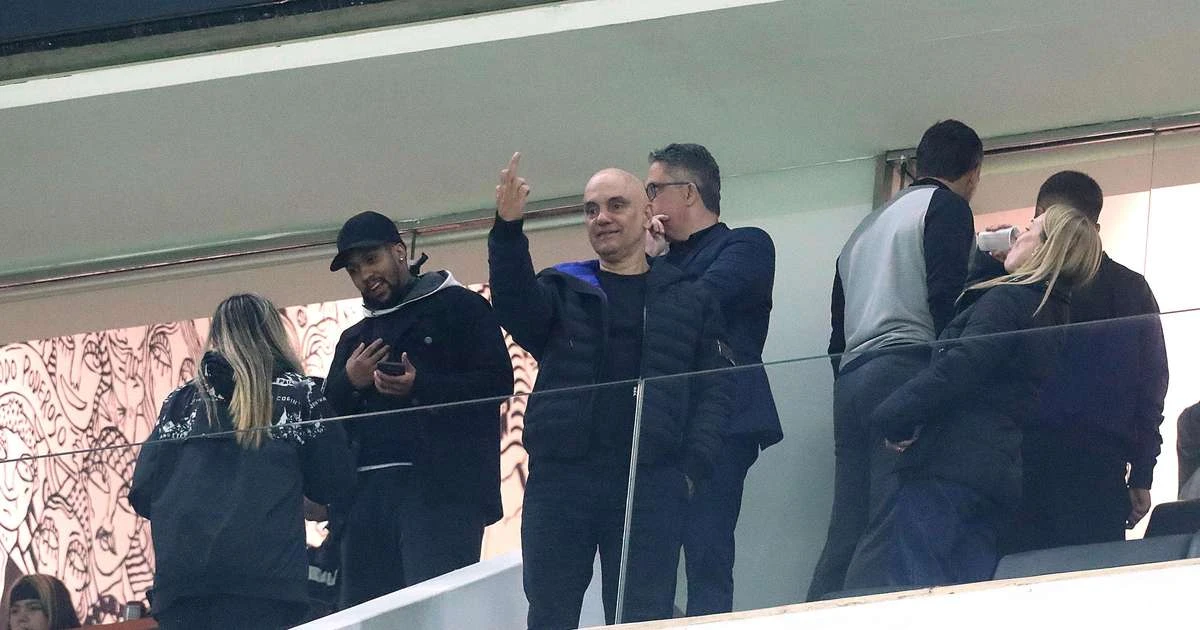 Fotógrafo que tirou foto de Moraes mostrando o dedo do meio é demitido