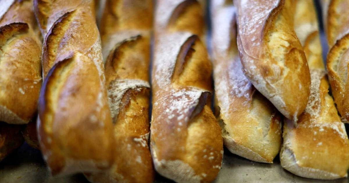 Padeiros franceses se revoltam contra supermercados por venda de baguetes baratas demais