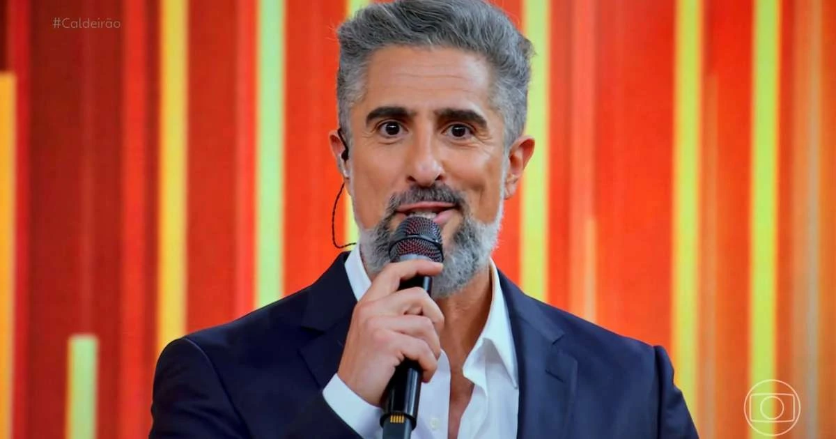 Marcos Mion quebra protocolo e rebate críticas ao vivo no Caldeirão; veja