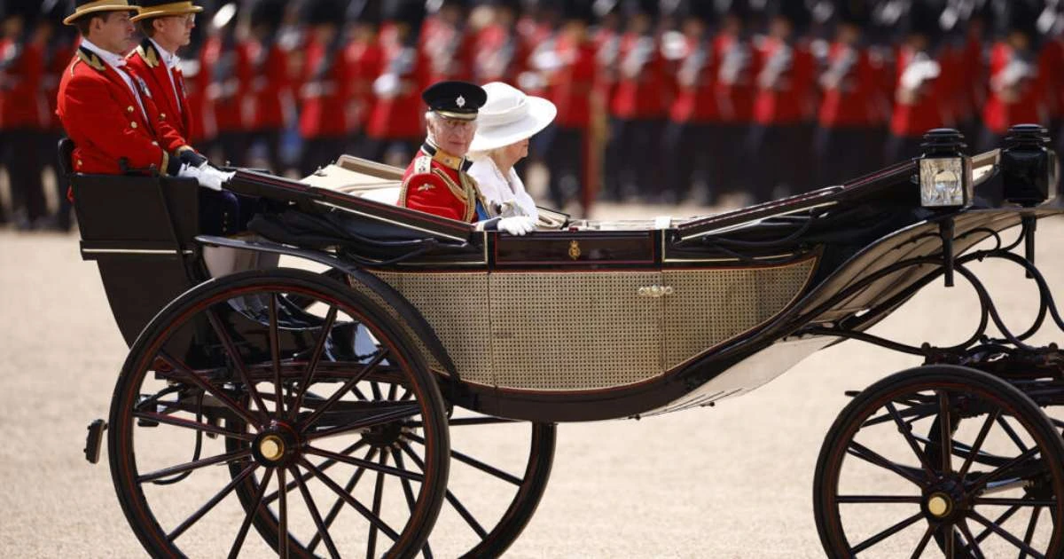 Rei Charles III rende homenagem às vítimas do acidente da Air India