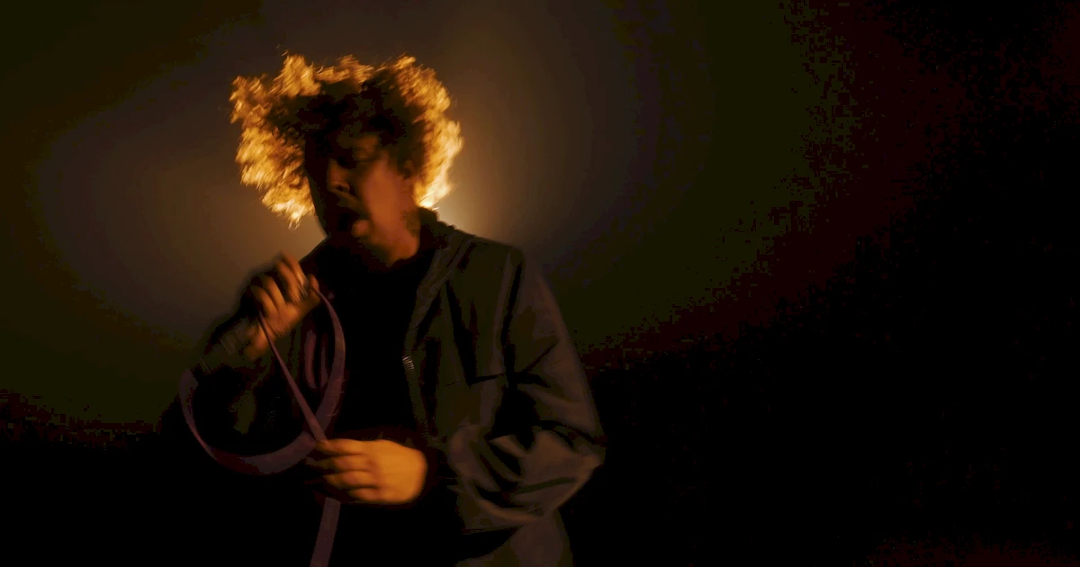 Pense lança o inédito clipe de 'Não vou recuar pra ninguém'