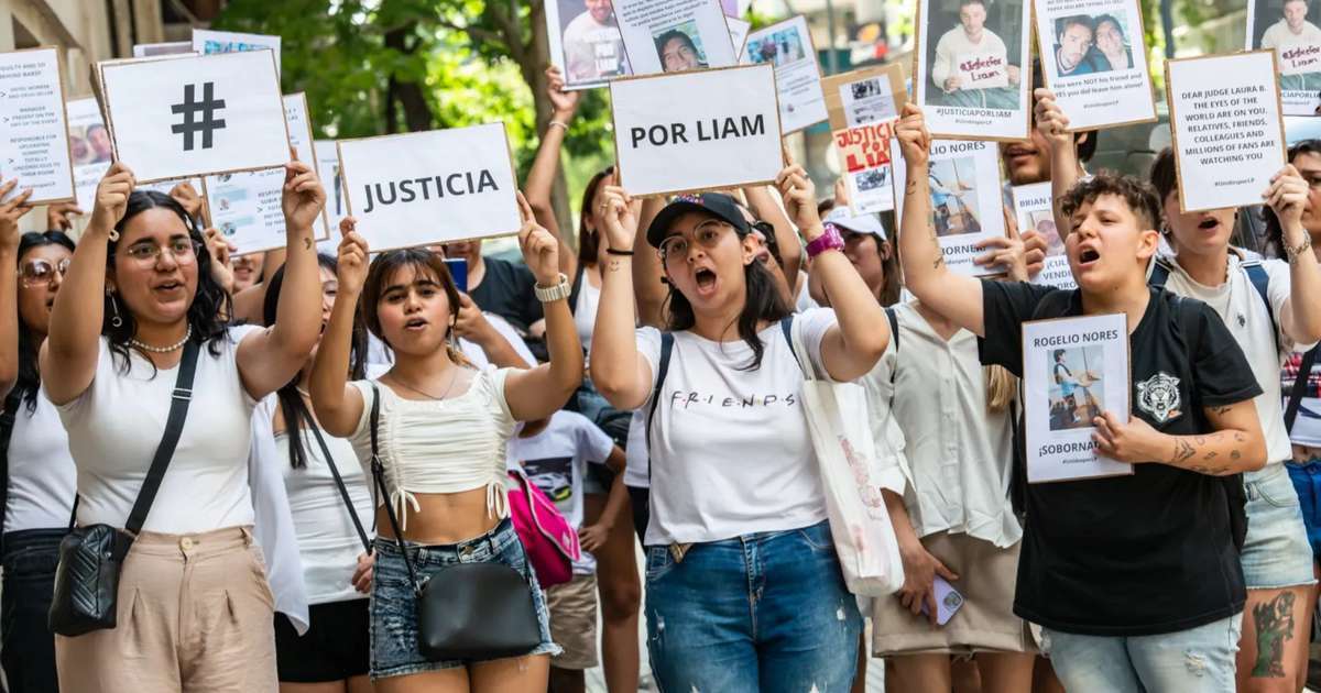 Fãs de Liam Payne pedem justiça pelo cantor em protesto na Argentina