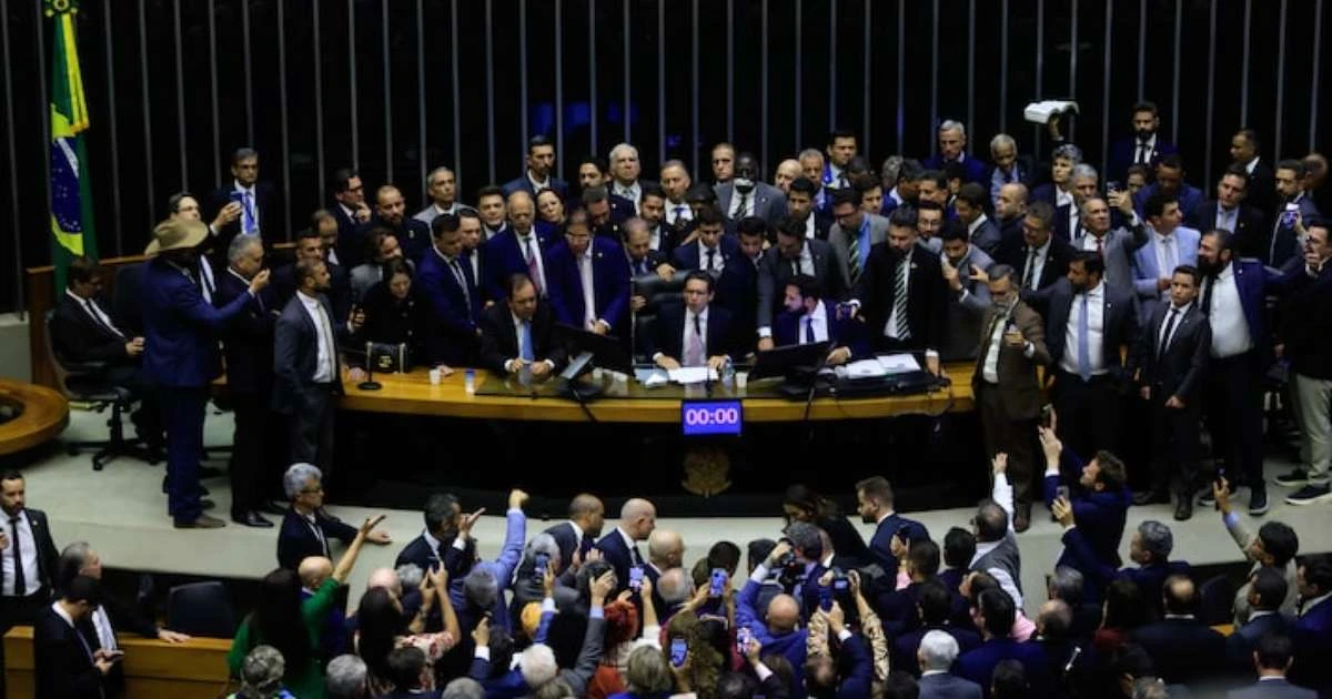 Hugo Motta marca sessão para 12h desta quinta, após retomar cadeira da Câmara com dificuldade