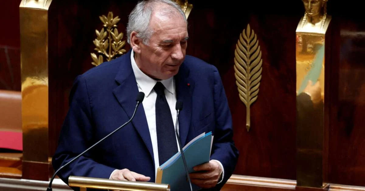 Parlamento francês derruba 4° governo em dois anos e Macron terá que nomear novo primeiro-ministro