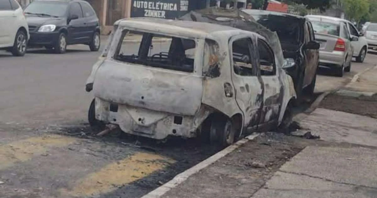 Criminosos incendeiam carro em Canoas após operação da Brigada Militar
