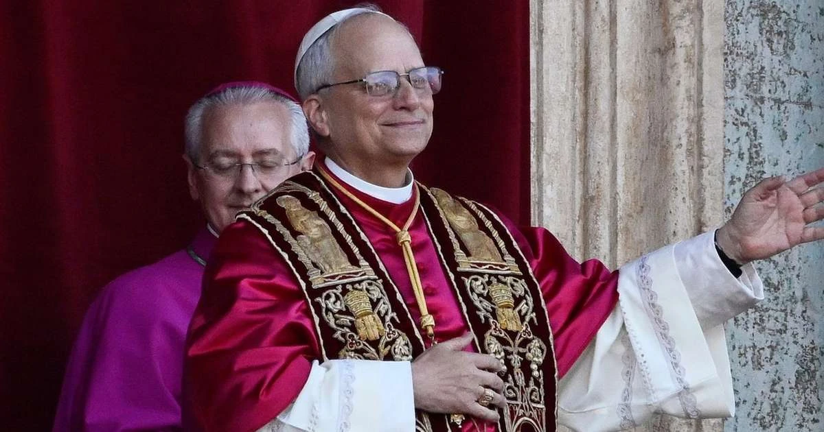 Pouco antes da fumaça branca revelar eleição do Papa Leão XIV, quase ninguém reparou nesse momento NOJENTO e BEM NATURAL. Se não viu, veja agora!
