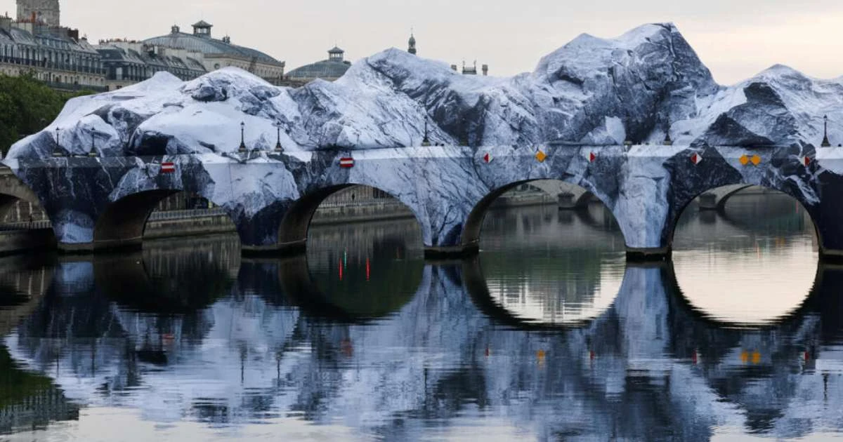 Ponte mais antiga de Paris é 'embalada' por artista JR e transformada em caverna