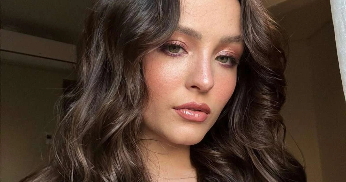 De terno, gravata e salto, Larissa Manoela atrai olhares em evento: 'Nossa'