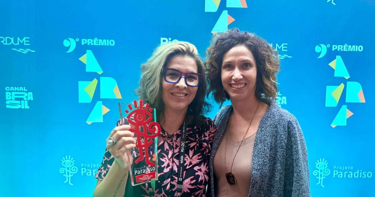 Keka Reis recebe Prêmio Paradiso de Roteirista no ABRA