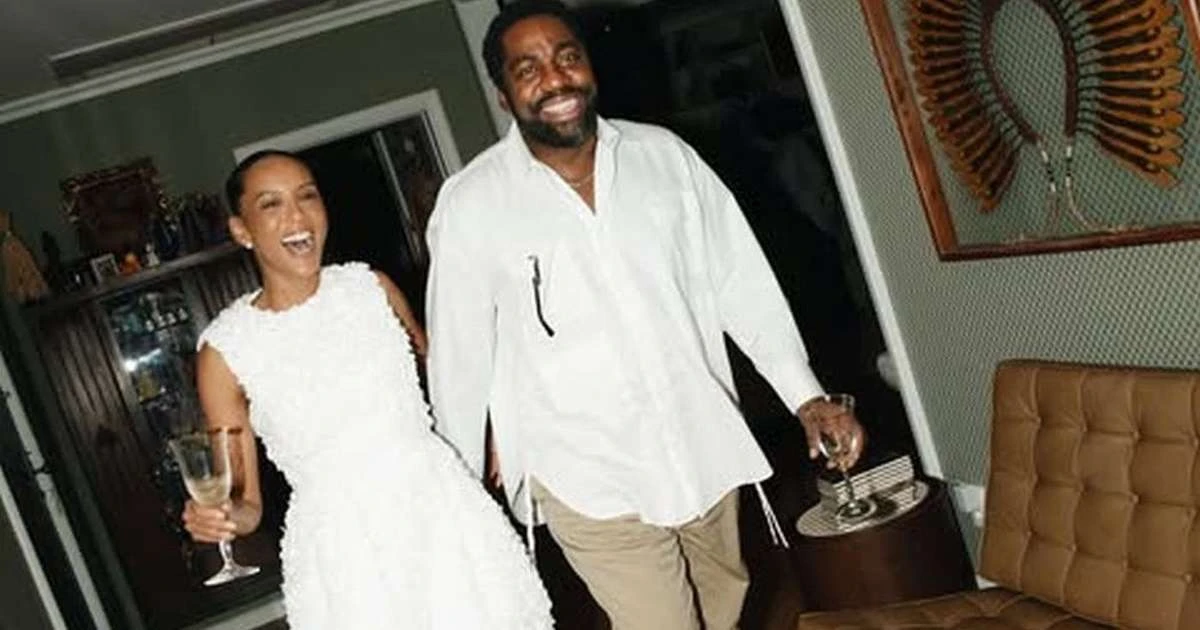 Vestido romântico e sandália de coração: o look de Taís Araújo no 'recasamento íntimo' com Lázaro Ramos após 21 anos juntos