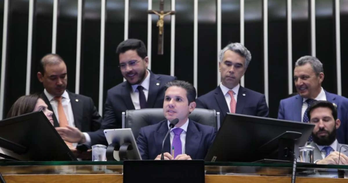 Hugo Motta convoca Comissão Geral para debater adultização infantil e prevê lei em 30 dias