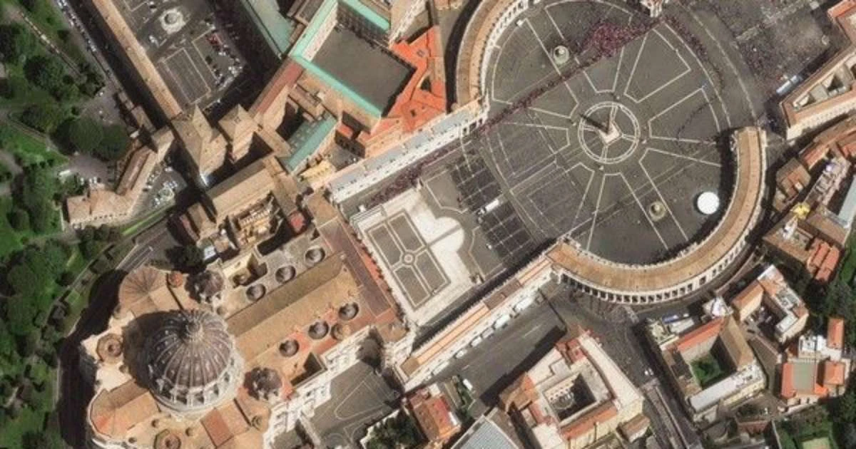 Fiéis formam fila enorme para se despedir do papa Francisco; veja imagens de satélite
