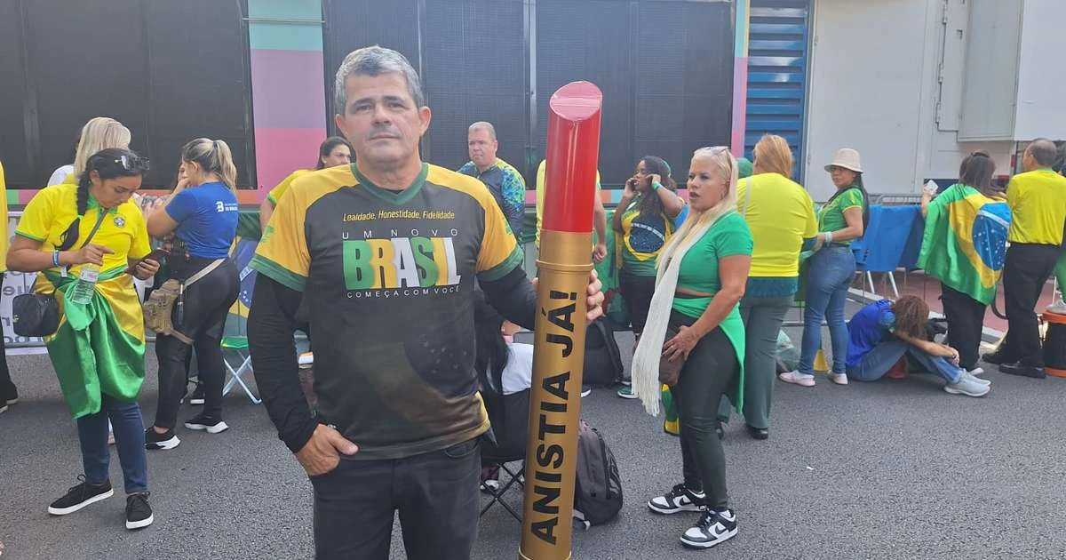 'O 8 de janeiro foi uma fatalidade', diz bolsonarista com batom gigante por anistia em ato em SP