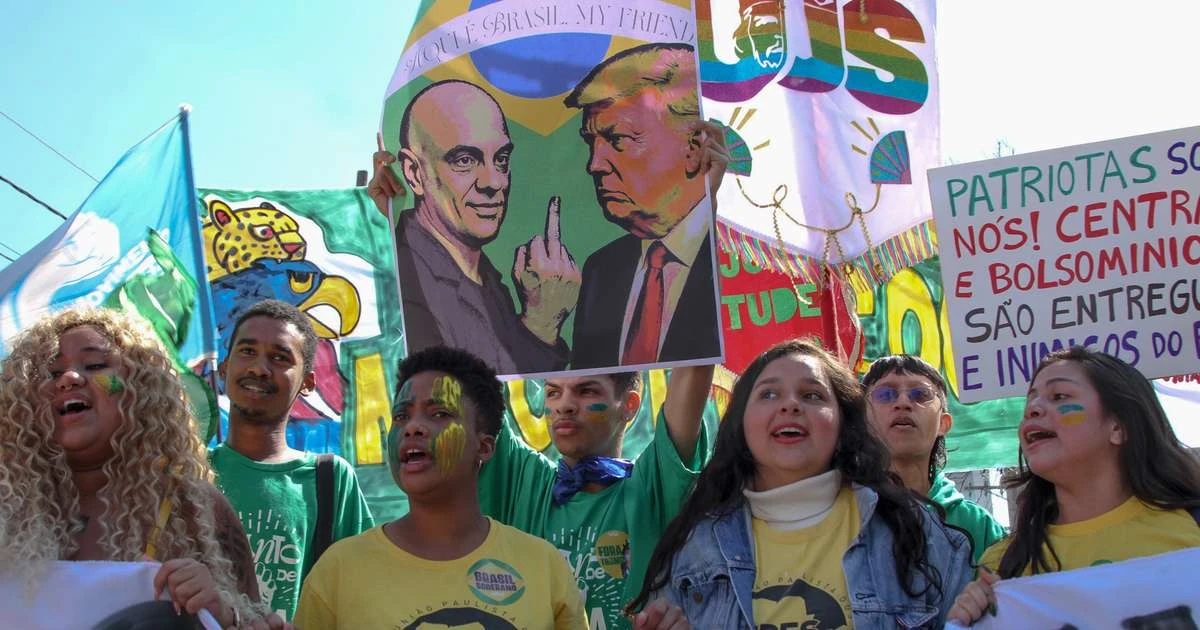 Brasileiros protestam contra o tarifaço de Trump em frente ao Consulado dos EUA em SP; veja imagens