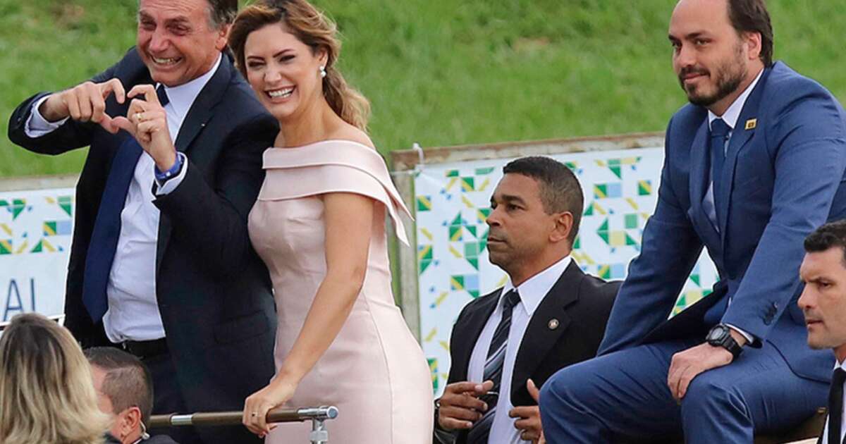 Eita! Michelle Bolsonaro dá declaração sincera sobre relação com o enteado Carlos: 'Não sou obrigada a...'