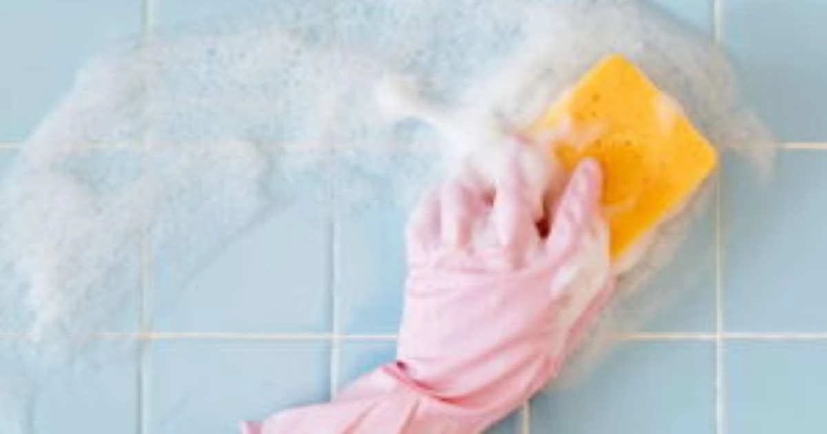 Truque rápido e fácil remove encardido dos azulejos sem esponja: veja como!