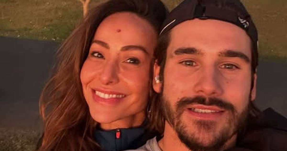 Gente como a gente! Sabrina Sato e Nicolas Prattes fazem faxina em casa e surgem limpando o chão em vídeo. Veja!