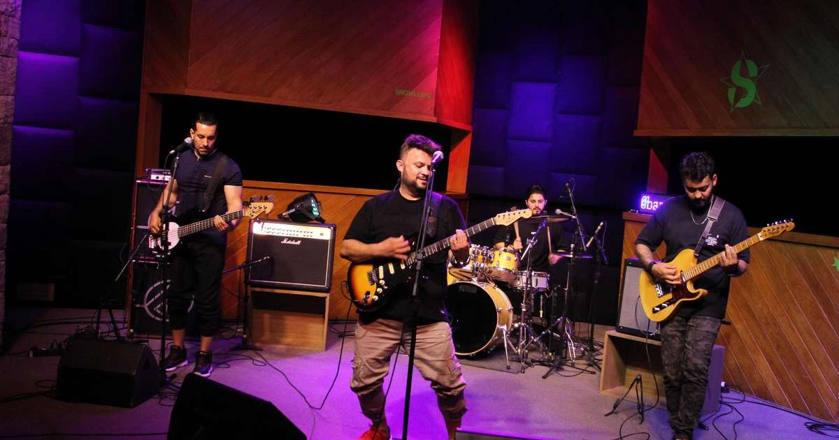 Nohau abre show do CPM 22 no Santo Rock Bar, em São Paulo