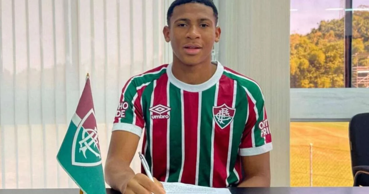 Fluminense assina com defensor até 2028