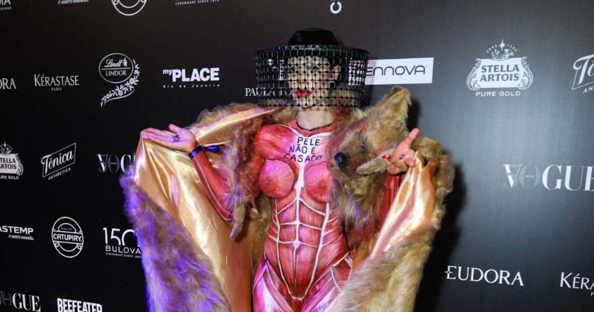 Aline Mineiro protesta contra morte de animais por 'luxo' com look provocativo no Baile da Vogue