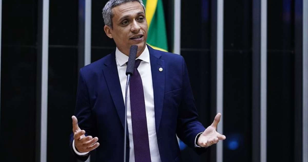 Quem é o deputado que chamou nota de Valdemar Costa Neto sobre prisão domiciliar de Bolsonaro de 'imbecil'