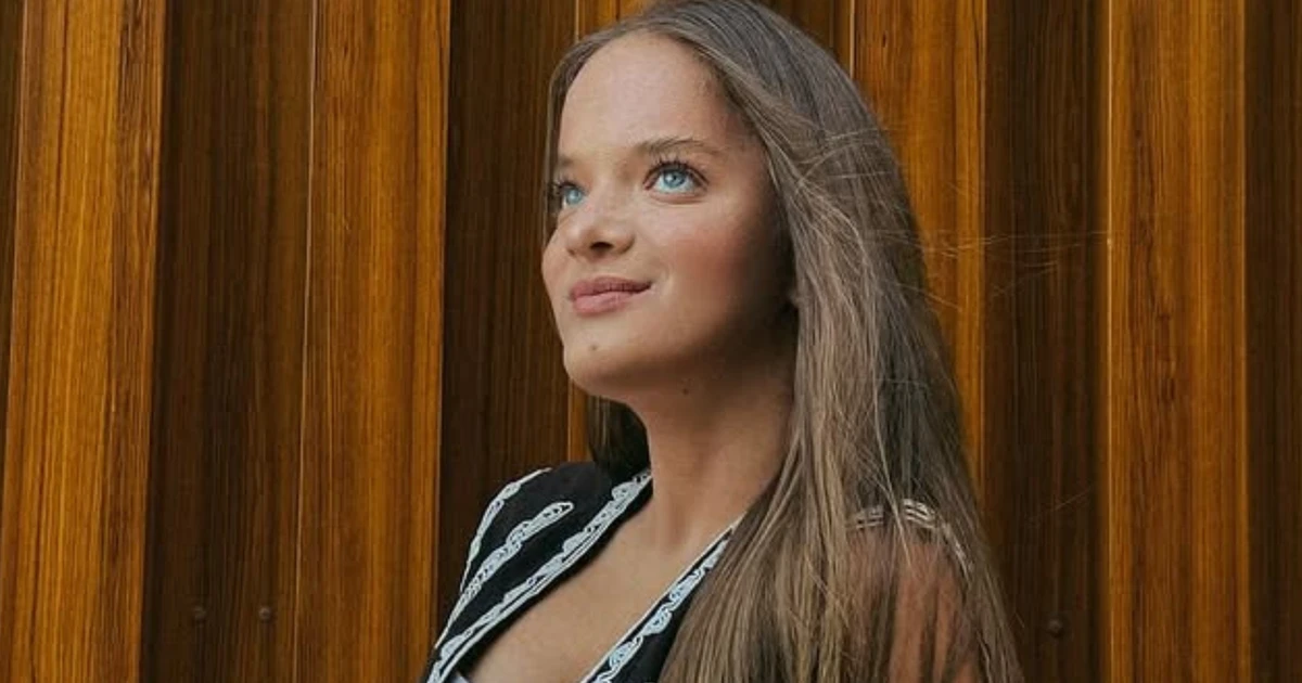 Apaixonada por boho-chique, Rafaella Justus transforma look basiquinho na tendência do momento com um colete bordado. Fotos!