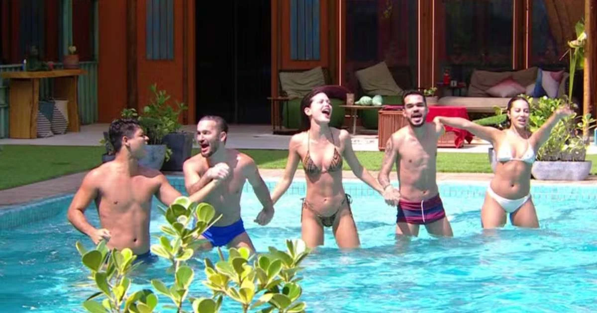 'BBB 25': Brothers cantam na piscina e público debocha: 'Fracos demais'