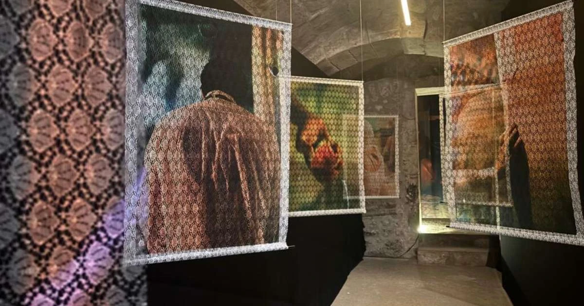 'Alumbre na Macaia': em Arles, Ian Cheibub convida para uma viagem imersiva pela magia afro-brasileira